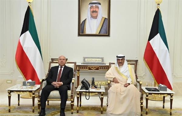 ولي عهد الكويت يستقبل وزير النقل والصناعة كامل الوزير