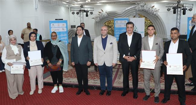 محافظ بني سويف يكرم عددا من العاملين بالديوان العام بعد حصولهم على رسائل ماجستير 