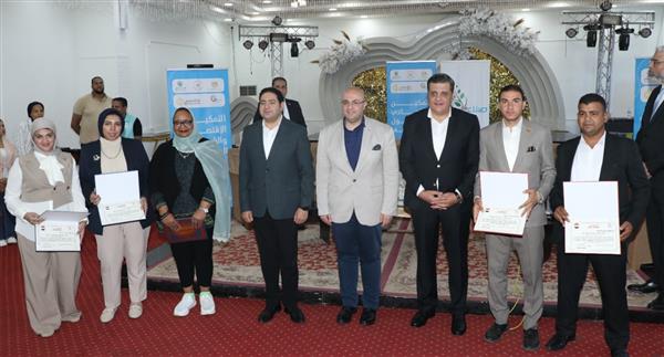 محافظ بني سويف يكرم عددا من العاملين بالديوان العام بعد حصولهم على رسائل ماجستير
