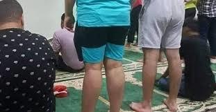 ما حكم الصلاة بشورت والفانلة الحمالات؟