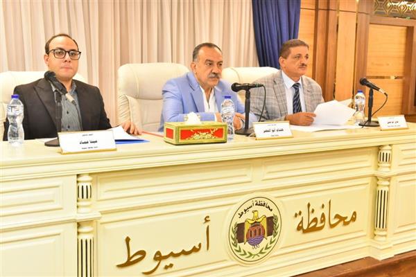 محافظ أسيوط يقر مشروعات جديدة ومحورًا إستراتيجيًا لدفع التنمية بالمحافظة