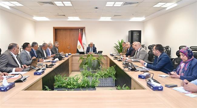 وزير الري يتابع حالة منظومة المياه خلال موسم أقصى الإحتياجات المائية