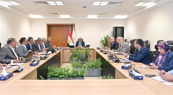 وزير الري يتابع حالة منظومة المياه خلال موسم أقصى الإحتياجات المائية