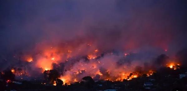 اندلاع حريق هائل باليونان والسلطات تستخدم الطائرات لإخماده