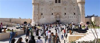   إقبال جماهيري كثيف على المواقع الأثرية بالإسكندرية بعد فتحها مجانًا احتفالًا بالعيد القومي الـ73