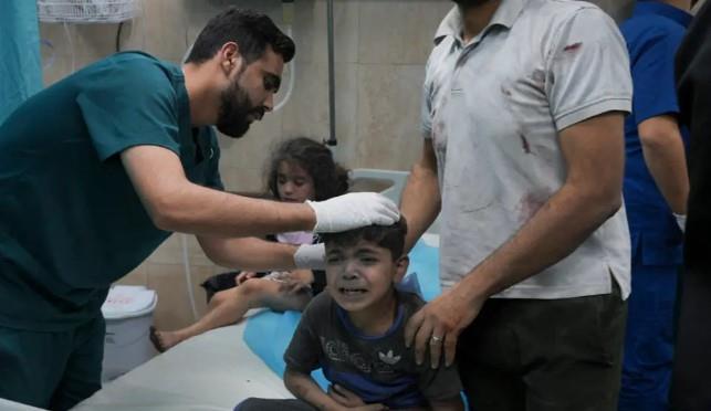 طبيب متطوع في غزة: نجري عمليات جراحية وعمليات بتر للأطراف دون مواد تخدير