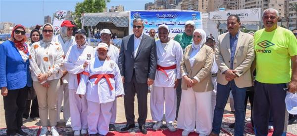 محافظ الإسكندرية يشهد فعاليات الاحتفال بالعيد القومي بشاطئ "أبطال التحدي" المجاني
