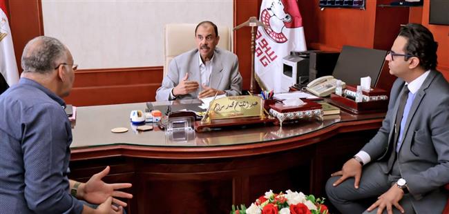 محافظ سوهاج يناقش الموقف التنفيذي لمستشفيات المحافظة