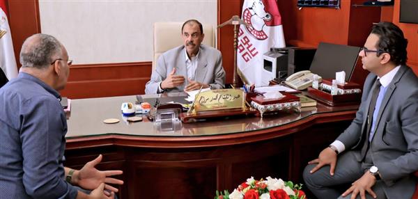 محافظ سوهاج يناقش الموقف التنفيذي لمستشفيات المحافظة