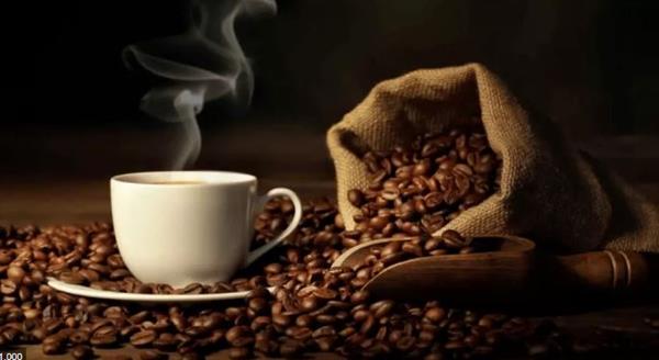 قهوة الصباح بين الفوائد والمخاطر : متى نشربها وكيف نتجنب ضررها ؟