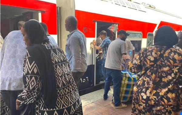 توافد السودانيين على محطة مصر لاستقلال القطار للعودة إلى وطنهم