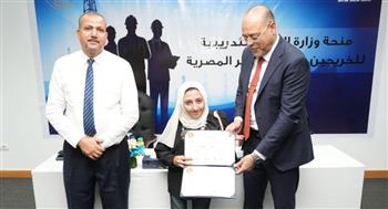   وزير العمل يُسلم شهادات لخريجي دورات تدريب مجانية في مجالات الخدمات البترولية 