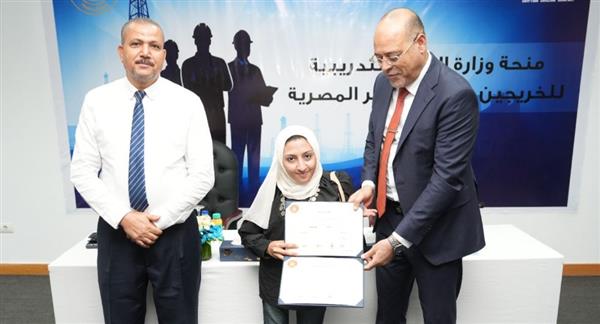 وزير العمل يُسلم شهادات لخريجي دورات تدريب مجانية في مجالات الخدمات البترولية