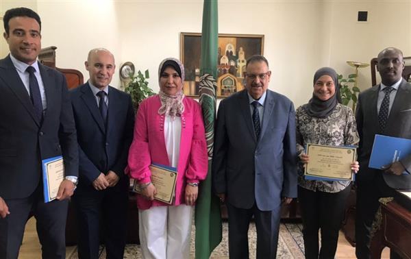 السفير الذوادي يسلم شهادات المشاركة في ورشة حول "أسس الدبلوماسية الإنسانية"