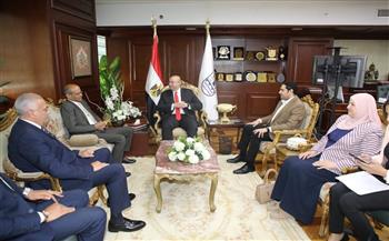   محافظ بني سويف يلتقى رئيس البورصة المصرية