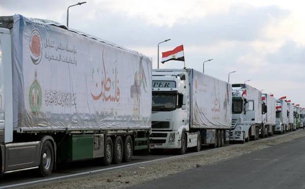 رغم تعنت الاحتلال.. شاحنات المساعدات المصرية تواصل العبور إلى كرم أبو سالم