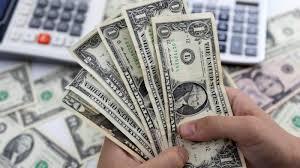   الدولار يحوم حول أدنى مستوى في 3 سنوات ونصف السنة