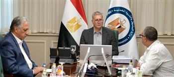   وزير البترول يتابع إجراءات العثور علي المفقودين بحادث البارج البحري