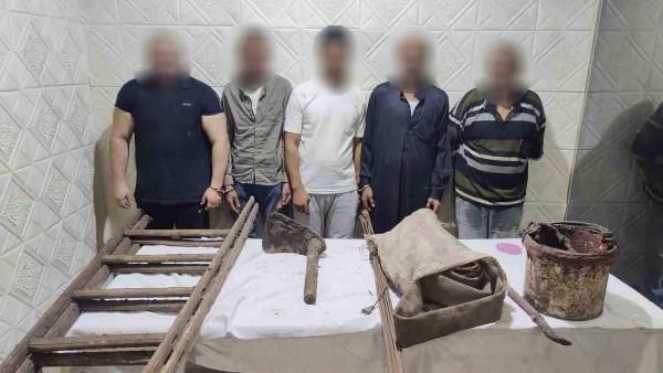 القبض على أشخاص ينقبون عن الآثار داخل ورشة بالقاهرة