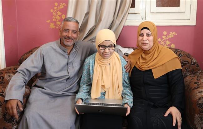 "الاتصالات" تسلم الأولى على الثانوية الأزهرية مكفوفين  "لابتوب" مزود بتطبيقات لدعمها  