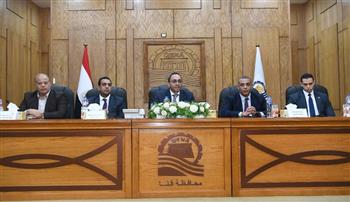   محافظ قنا ورئيس الرقابة الإدارية يعقدان اجتماعًا موسعًا مع إدارات المراجعة والحوكمة