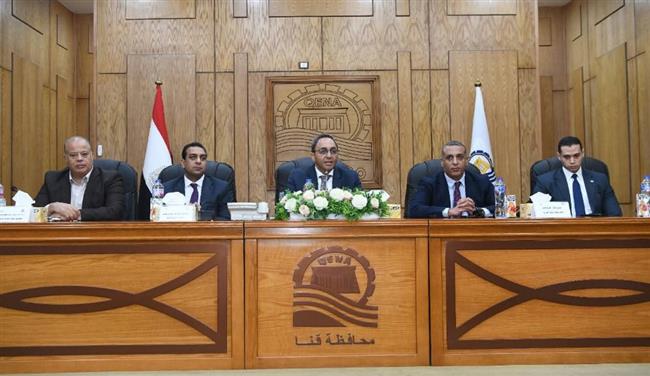 محافظ قنا ورئيس الرقابة الإدارية يعقدان اجتماعًا موسعًا مع إدارات المراجعة والحوكمة