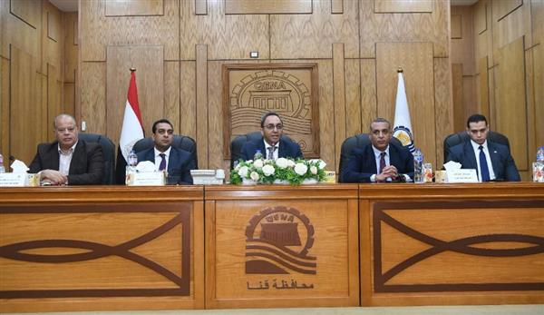 محافظ قنا ورئيس الرقابة الإدارية يعقدان اجتماعًا موسعًا مع إدارات المراجعة والحوكمة
