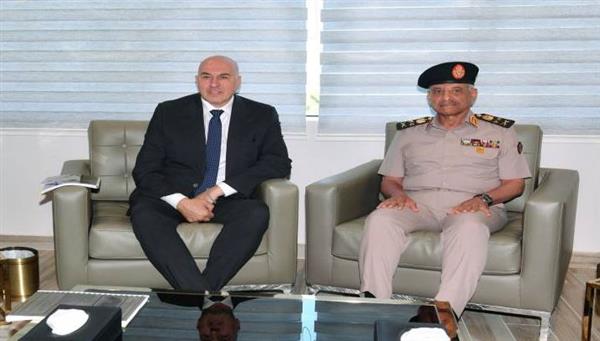 وزير الدفاع يبحث مع نظيره الإيطالي تبادل الخبرات في المجال العسكرى