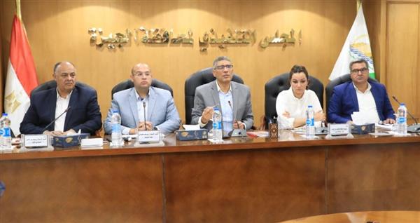 محافظ الجيزة يلتقي بسكرتير العموم ومديري إدارات العقود على مستوى الأحياء
