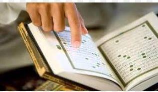 ما هو حكم قراءة المرأة القرآن وهي كاشفة شعرها؟.. أمين الفتوى يجيب