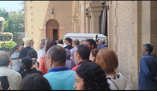 تشييع جثمان الفنان لطفي لبيب من كنيسة مارقرقس في حضور أقاربه ومحبيه