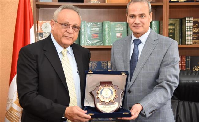 "دار المعارف" تكرم الدكتور أحمد زايد
