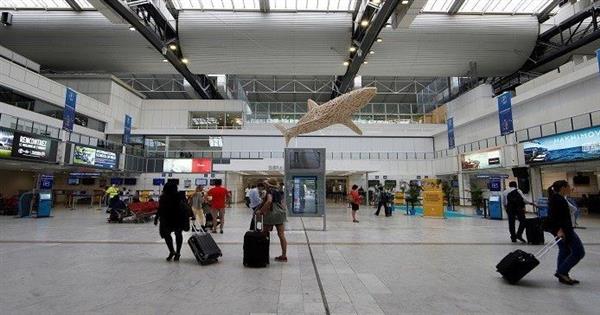 إلغاء مئات الرحلات الجوية في اليوم الثاني من إضراب مراقبي الحركة الجوية في فرنسا