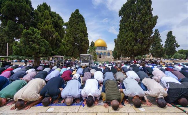 40 ألفا يؤدون صلاة الجمعة في المسجد الأقصى