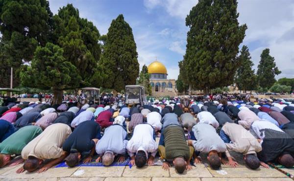 40 ألفا يؤدون صلاة الجمعة في المسجد الأقصى