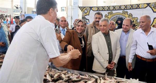 محافظ الإسماعيلية يطلق مبادرة تخفيض أسعار الأسماك "أسماك البلد لأهل البلد"