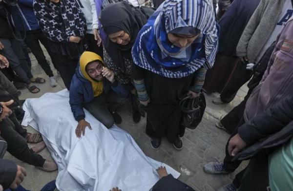 مصادر طبية: 45 شهيدا في غارات إسرائيلية على قطاع غزة منذ فجر اليوم