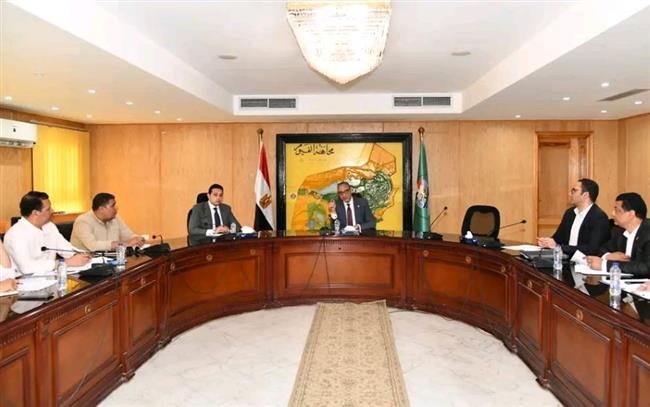 محافظ الفيوم يترأس اجتماع لدراسة طلبات المشروعات الاستثمارية بالساحل الجنوبي لبحيرة قارون
