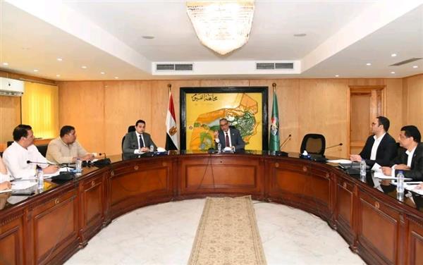 محافظ الفيوم يترأس اجتماع لدراسة طلبات المشروعات الاستثمارية بالساحل الجنوبي لبحيرة قارون