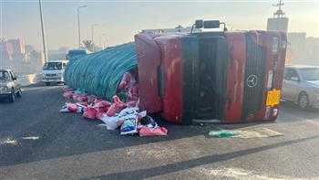   انقلاب سيارة نقل على الطريق الصحراوي الشرقى بسوهاج