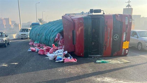 انقلاب سيارة نقل على الطريق الصحراوي الشرقى بسوهاج
