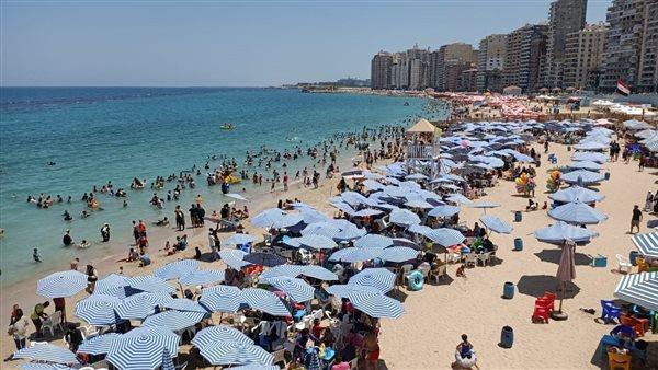 مصايف الإسكندرية تحدد موعد منع السباحة في البحر