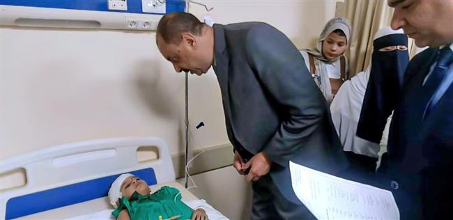محافظ سوهاج يزور مصابي حادث طريق جهينة ـ طهطا ويطمئن على حالتهم الصحية