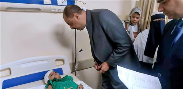 محافظ سوهاج يزور مصابي حادث طريق جهينة ـ طهطا ويطمئن على حالتهم الصحية