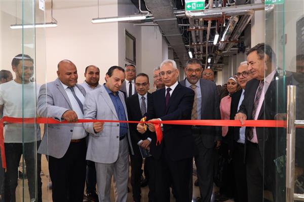 "فرحات" يفتتح المكتبات المركزية والرقمية بجامعة المنيا الأهلية