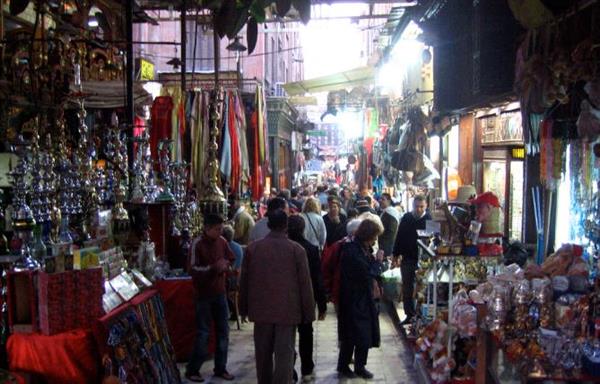 من خان الخليلي إلى واشنطن : حكاية "ملك العطور" الذي سحر العالم بعنبر مصر