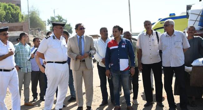 محافظ قنا يتابع جهود إنقاذ شخصين سقطت سيارتهما في نهر النيل 