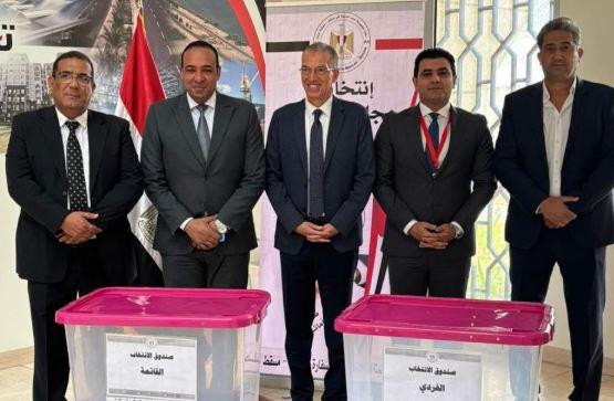 استمرار توافد أبناء الجالية المصرية بسلطنة عمان على السفارة للتصويت في انتخابات مجلس الشيوخ