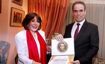   منح وسام ماسبيرو للفنانة الكبيرة لبنى عبد العزيز