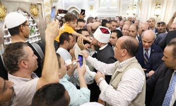   مشهد أبوي .. وزير الأوقاف يُقبّل يد طفل وسط حفاوة المصلين في مسجد الحسين